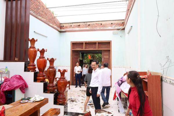 Lãnh đạo phường Hương Trà kiểm tra, chỉ đạo khắc phục thiệt hại do lốc xoáy