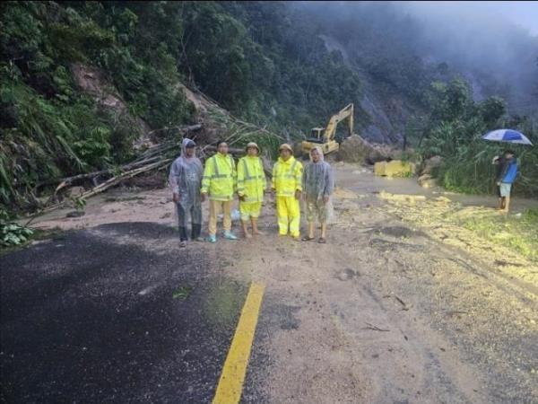 Công an Lâm Đồng nỗ lực tiếp cận 11 người dân, du khách bị cô lập tại đèo Khánh Lê