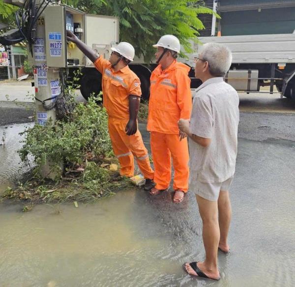 Còn hơn 200.000 khách hàng mất điện do ngập lụt tại miền Trung - Tây Nguyên