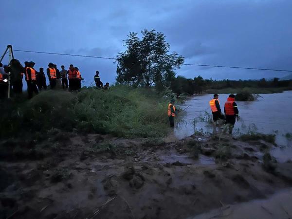 Dùng súng bắn dây giải cứu 2 người thoát khỏi dòng lũ dữ