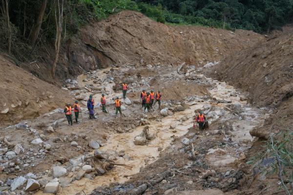 Phát hiện thi thể đầu tiên trong vụ sạt lở núi ở Hùng Sơn