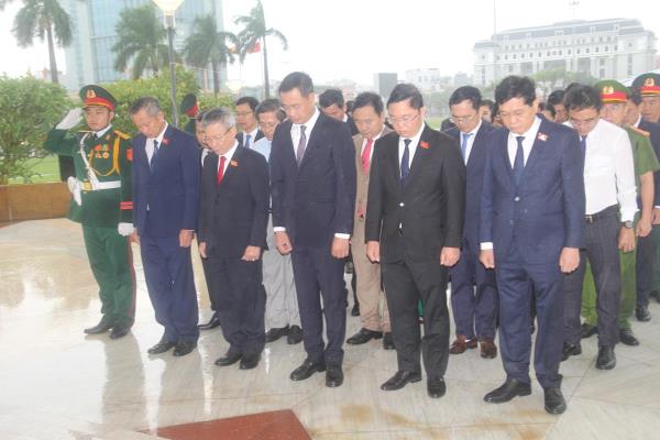 Lãnh đạo TP Đà Nẵng viếng, dâng hương tri ân các Anh hùng, Liệt sĩ tại Đài Tưởng niệm thành phố