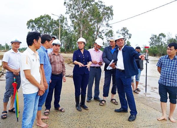 Phó Chủ tịch UBND TP Đà Nẵng Nguyễn Thị Anh Thi thị sát cầu Duy Phước