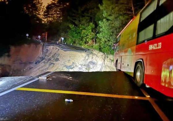 Đèo Mimosa lên Đà Lạt gãy làm đôi, xe khách 45 chỗ thoát hiểm trong gang tấc