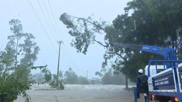 Điện lực miền Trung khôi phục cấp điện trở lại cho gần 670.000 khách hàng vùng lũ
