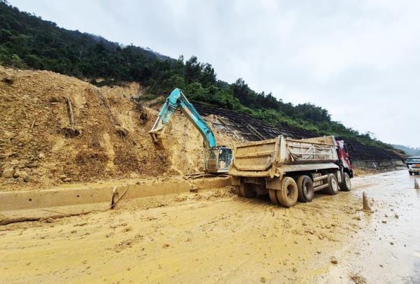 Tiếp tục cấm xe khách và xe tải từ 6 trục trở lên lưu thông trên cao tốc La Sơn – Hòa Liên đến ngày 5-12