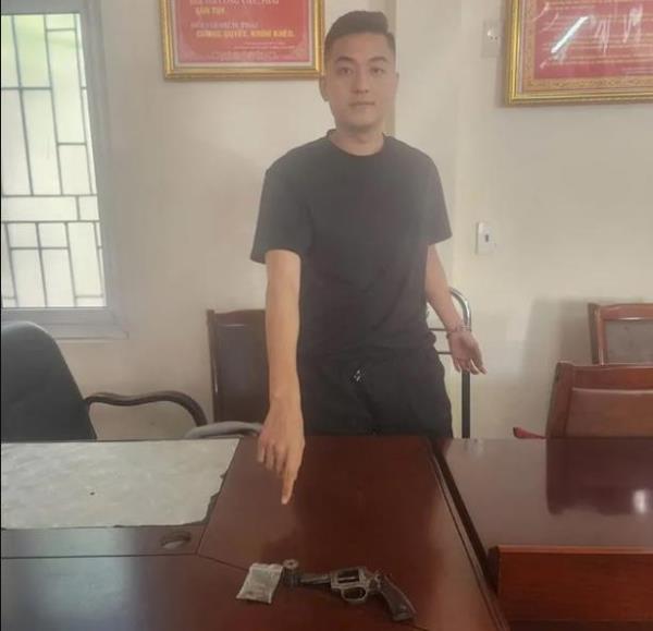 Bắt trùm ma túy ở Quảng Ninh, thu 13,5kg pháo nổ, 15 viên đạn