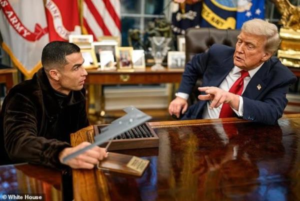 Tổng thống Donald Trump chia sẻ video chơi bóng với Ronaldo, CR7 nhận quà đặc biệt