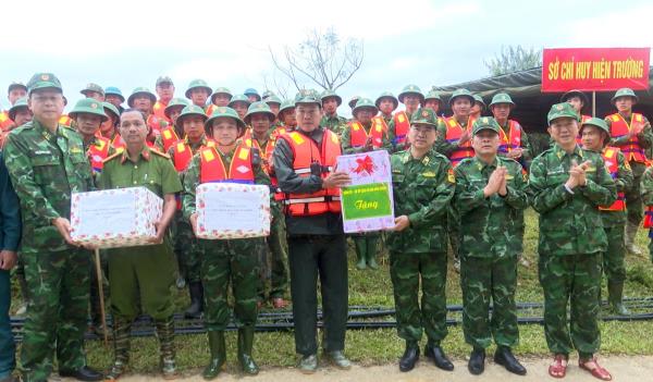 Thiếu tướng Võ Tiến Nghị thăm, tặng quà lực lượng tìm kiếm nạn nhân vụ sạt lở tại Hùng Sơn