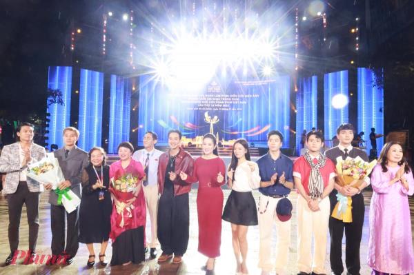 Khán giả đội mưa cổ vũ chương trình giao lưu đoàn phim tại Liên hoan phim Việt Nam lần thứ XXIV