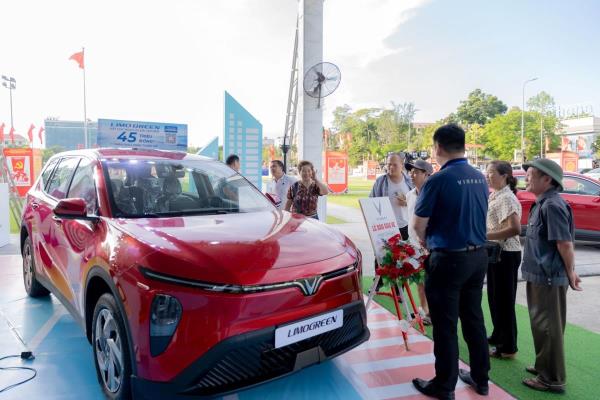 VinFast Limo Green được ví như… máy cày tiền mới của các bác tài dịch vụ