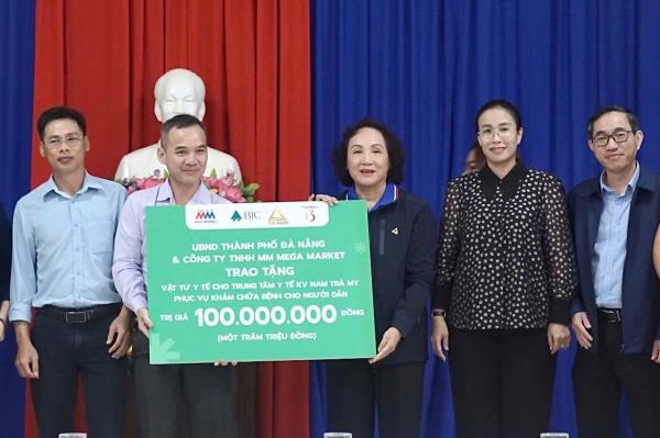 Trao hỗ trợ y tế cho 2 Trung tâm Y tế khu vực Bắc Trà My và Nam Trà My