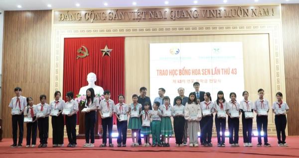 Trao 170 suất học bổng cho học sinh có hoàn cảnh khó khăn