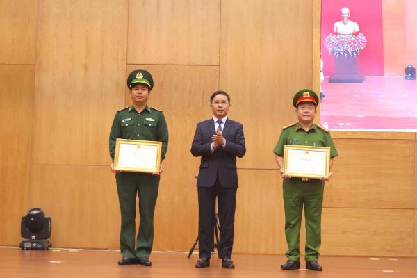 Giữ vững an ninh, tạo nền tảng cho phát triển bền vững