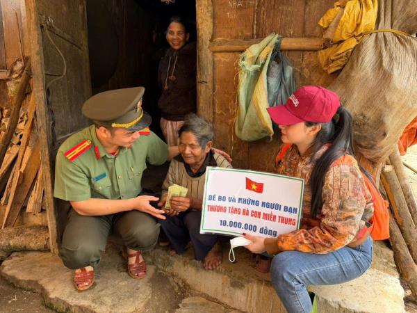 Tuổi trẻ Công an thành phố Đà Nẵng và mạnh thường quân hỗ trợ 400 triệu đồng cho người dân vùng sạt lở Phước Thành