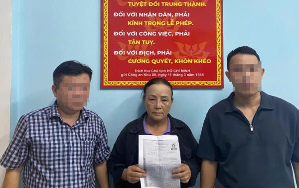 Bà chủ đồ gỗ lộ thân phận