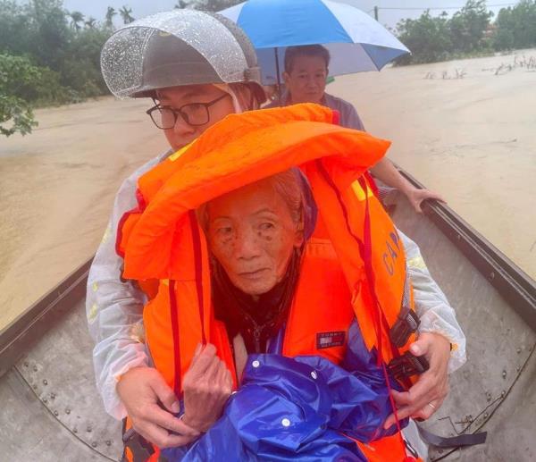 Hình ảnh đẹp của người chiến sĩ Công an trong mưa lũ ở Huế ngày 3-11