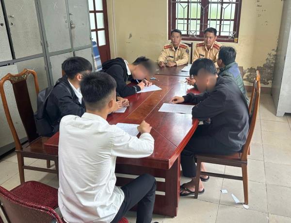 Xử lý nhóm thanh thiếu niên chạy lạng lách, điều khiển xe máy bằng chân