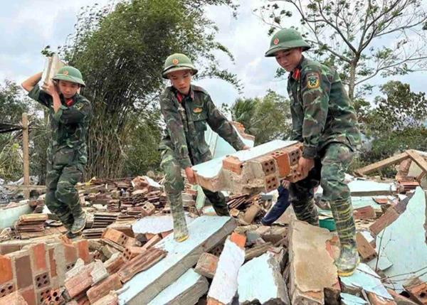 Quân khu 5 cử 100 đội xây dựng nhà mới cho dân vùng lũ kịp đón Tết