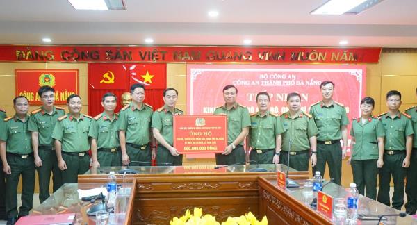 Công an Thủ đô trao 1 tỷ đồng hỗ trợ Đà Nẵng, Quảng Ngãi khắc phục hậu quả mưa lũ