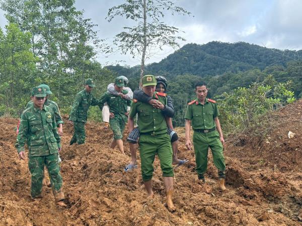 Công an xã Hùng Sơn đưa ba bệnh nhân ốm nặng, một phụ nữ sắp sinh vượt hơn 40 km đường đèo dốc sạt lở đi cấp cứu