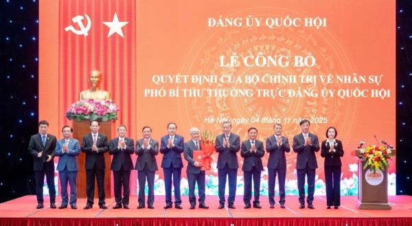 Tổng Bí thư Tô Lâm trao quyết định của Bộ Chính trị về công tác nhân sự