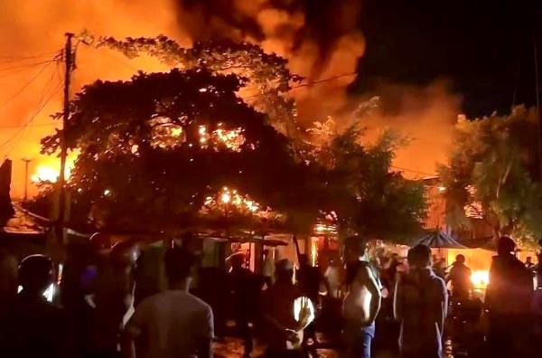 Cháy lớn trong đêm thiêu rụi hàng chục gian hàng tại chợ Bình Dương