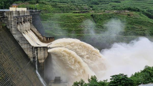 Các hồ thủy điện lớn trên thượng nguồn thông báo xả tràn để đón lũ