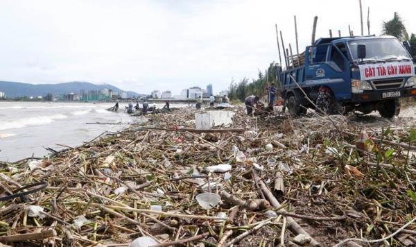 Cấp tập xử lý khoảng 3 nghìn tấn rác tấp vào các bãi biển Đà Nẵng