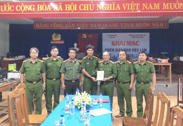 Thượng tá Trần Minh Nguyên - Phó Giám đốc CATP Đà Nẵng thăm, tặng quà tại xã Trà Tân