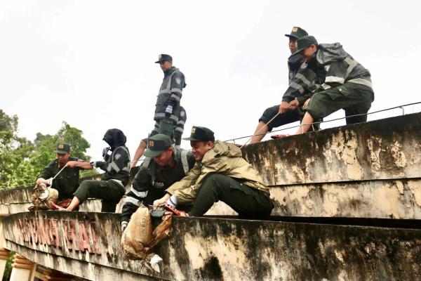 Cảnh sát cơ động sát cánh cùng dân trong bão số 13