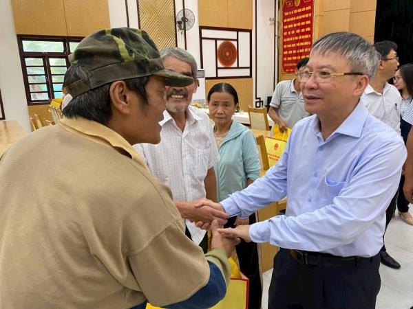 Chủ tịch HĐND TP Đà Nẵng thăm, động viên người dân các xã vùng cao bị thiệt hại do mưa lũ