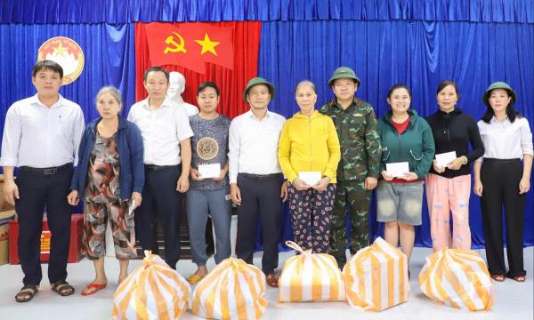Lãnh đạo Thành ủy Đà Nẵng thăm, tặng quà cho các hộ dân và chỉ đạo công tác ứng phó bão số 13