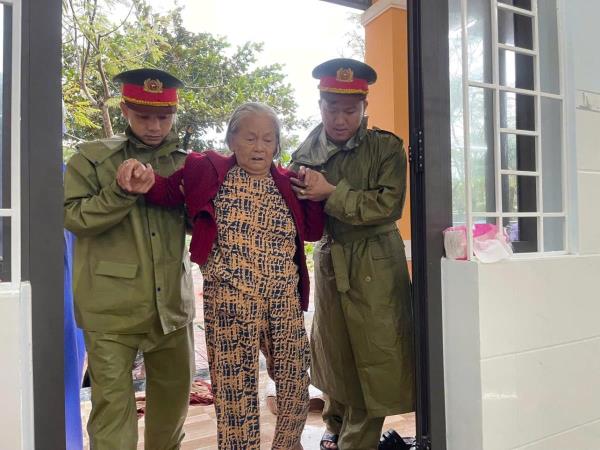 Công an tỉnh Quảng Ngãi xuống tận nhà giúp dân di dời tránh bão số 13