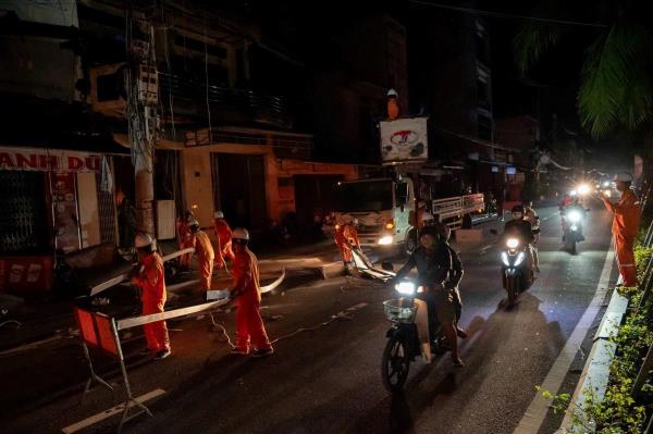 Khôi phục cấp điện trở lại cho hơn 1,12 triệu khách hàng sau bão số 13 (Kalmaegi)