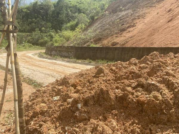 Sau tiếng nổ lớn, đường vào làng du lịch ở Quảng Ngãi bị vùi lấp