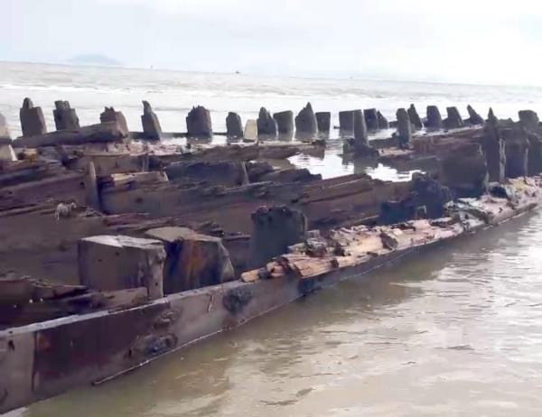 Xác tàu cổ lộ rõ hình hài ở bờ biển Hội An Tây