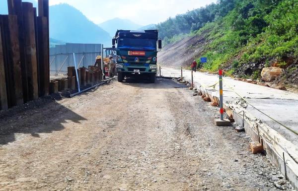 Tạm cấm xe khách, xe tải trên 6 trục lưu thông qua cao tốc La Sơn - Hòa Liên