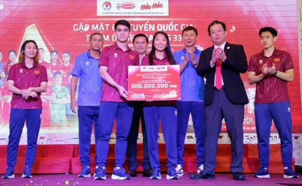 Đội tuyển nữ Việt Nam và tuyển U.22 đã trích tiền tài trợ tặng 100 triệu đồng cho đồng bào bị thiệt hại vì lũ lụt
