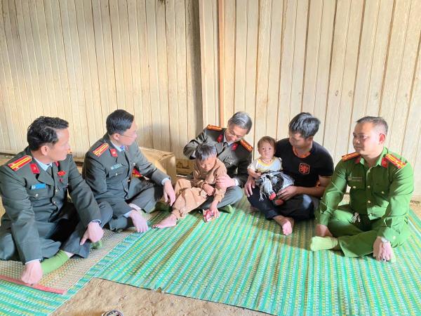 Công an thành phố Đà Nẵng thăm, động viên thân nhân thành viên tham gia lực lượng bảo vệ an ninh trật tự cơ sở xã Hùng Sơn