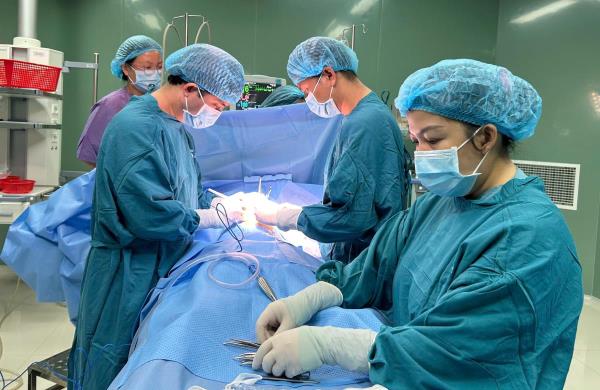 Phẫu thuật lấy búi tóc nặng 0,5kg trong dạ dày bé gái 6 tuổi