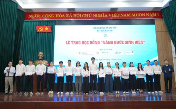 Đại học Đà Nẵng trao 290 triệu đồng học bổng Nâng bước sinh viên