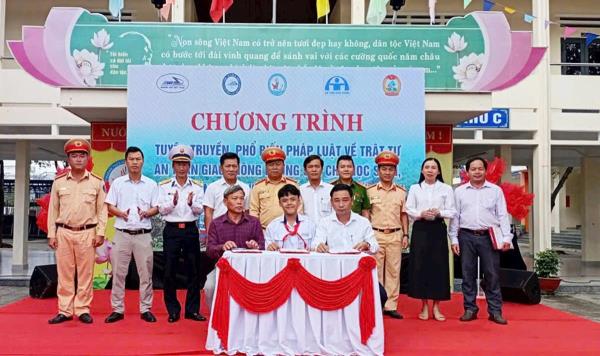 Hơn 1.000 giáo viên, học sinh được tuyên truyền pháp luật an toàn giao thông đường sắt