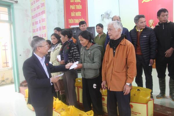 Trao hơn 650 triệu đồng hỗ trợ nhân dân xã Nam Giang khắc phục hậu quả mưa lũ