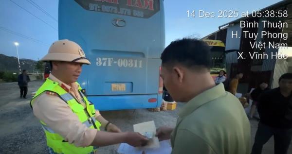 Tài xế không bằng lái chở hàng chục hành khách trên cao tốc Vĩnh Hảo - Phan Thiết