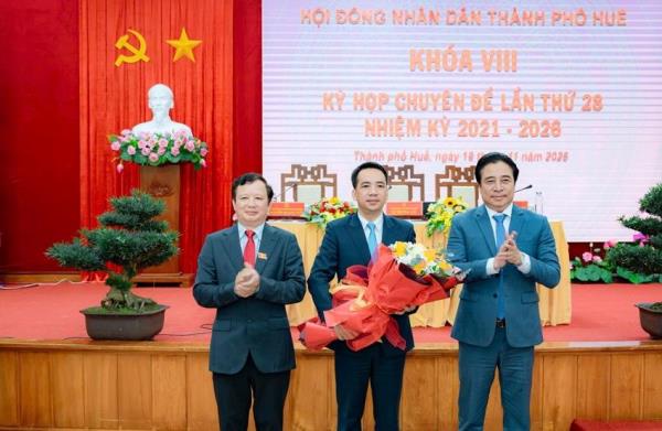 Phê chuẩn chức vụ Phó Chủ tịch UBND TP Huế đối với ông Trần Hữu Thùy Giang