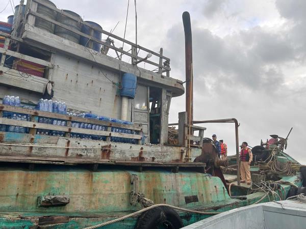 Bắt giữ 2 tàu cá vận chuyển 47.000 lít dầu không rõ nguồn gốc trên vùng biển Đà Nẵng