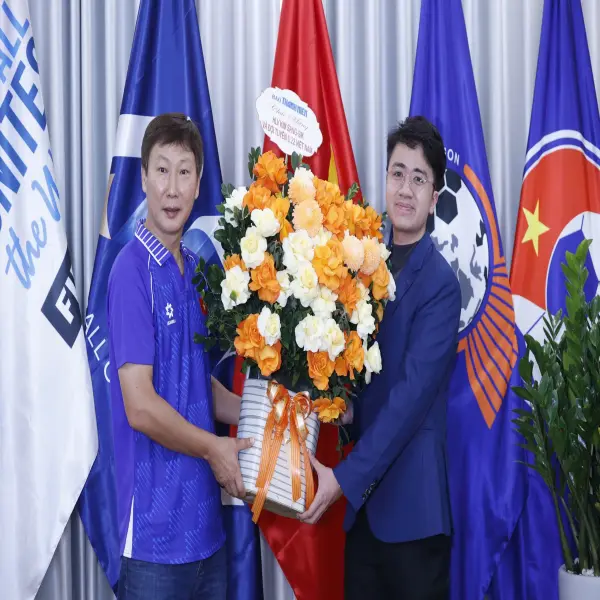 HLV Kim Sang-sik: Vợ tôi tắt TV khi U.22 Việt Nam bị Thái dẫn 0-2, tôi không biết TV có sao không