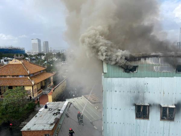 Cảnh sát PCCC Đà Nẵng khẩn trương dập tắt đám cháy xưởng khung tranh băm trong kiệt hẻm