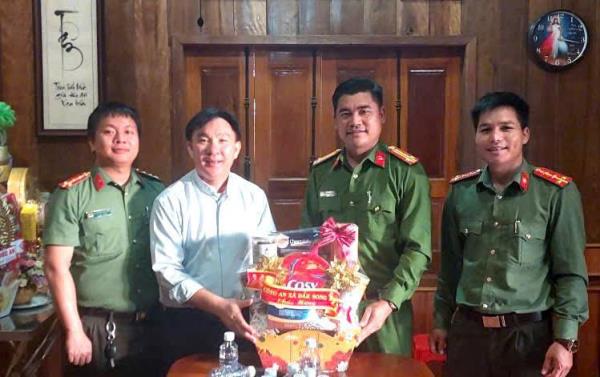 Lãnh đạo xã Đắk Song chúc mừng các cơ sở tôn giáo dịp Lễ Giáng sinh 2025